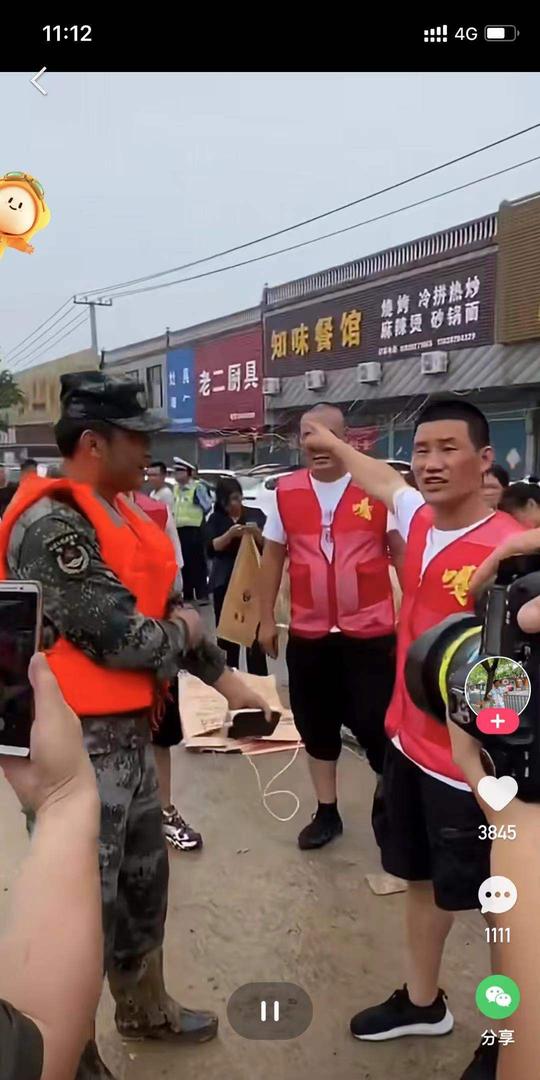 快手红人“张二嫂”“嘎子谢孟伟”被曝蹭灾情流量，救援队呼吁为救援让路