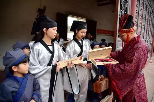 当天下午,这10名女高中生穿上古代书生的衣服,带着小书童,男扮女装赴