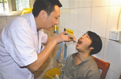回顾此次经历黄粒军十分后悔人没火起来却伤了身体还遭了3000多元治疗费耽误生意20多天损失不小他说人没火网上招揽顾客的想法就不可能实现