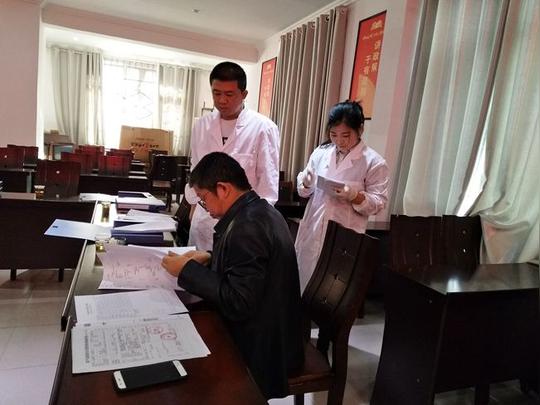 评审组对实验室软件运行情况了解1_副本.jpg
