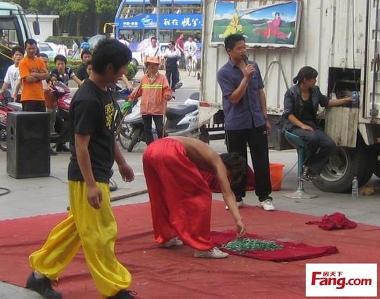 街头骗术之一名为杂技表演,实为兜售药酒