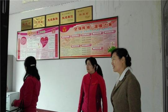 蔡主席一行首先来到县妇联会培育的妇女创业就业示范基地群欣卫生纸