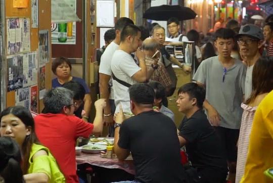 香港街边夜宵大排档,每天深夜生意火爆,吸引不少外国