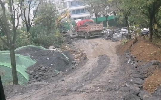 白天开小挖机，晚上开大挖加班50元一小时，赚钱养家