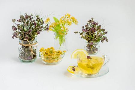 椴树花序,草本茶,从高角度看,空间为文本。在白色背景上图片