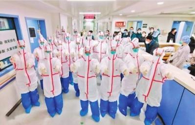 北京协和医院又一批医疗队队员换上防护服，准备投入战斗北京协和医院抗疫一线医务人员供图
