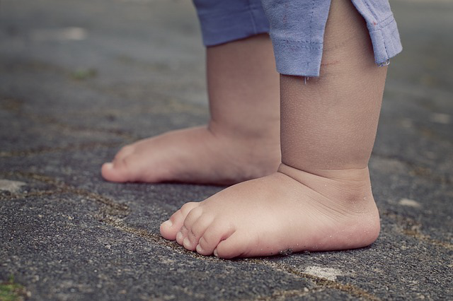 小孩子喜欢光脚跑