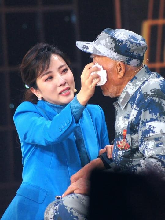 老人■照顾老人很熟练，自己感动落泪央视主持李思思采访老战士圈粉