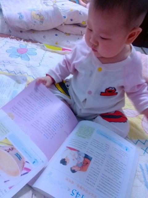 认真学习的宝宝