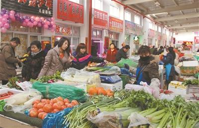 在农贸市场建立后,我租了一个摊位,这样做生意更固定了,出售的水果