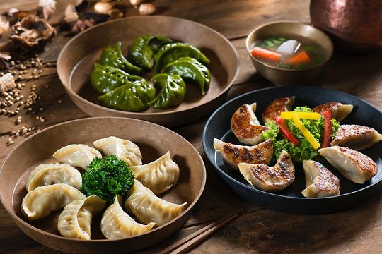美食正文这个店铺主要是大食堂的形式,菜品种类较为丰富,堂吃生意