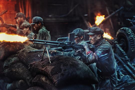 影片《血战湘江》的战争场面全部是演员现场真实拍摄,有近万名战士
