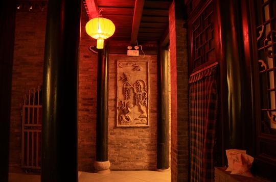 夜色下,红灯笼照耀在古风长廊,夜晚抵达的我们,一下子将我们代