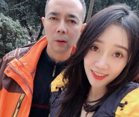 雪地高难度动作送祝福!自己却孤单一人，27岁的她令人心疼