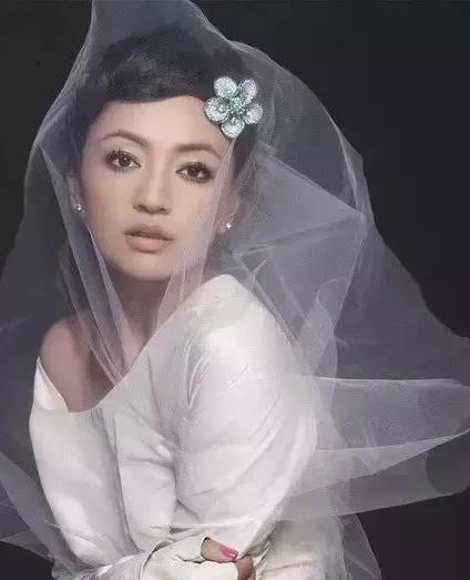 她曾出演苏妲己，嫁入豪门掌管半个娱乐圈，46岁依旧迷人