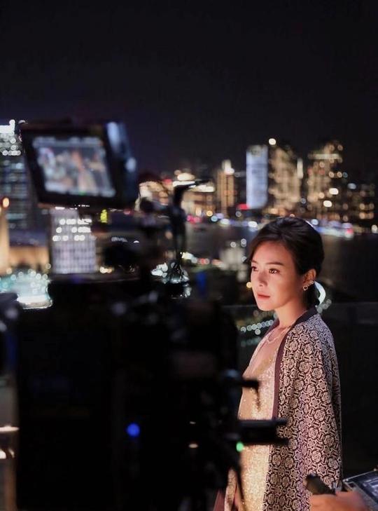 东方卫视主持人陈辰生女，全家福温馨浪漫，余笛:妈妈辛苦了!