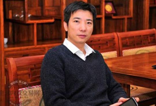15岁开始摆摊做生意,抓住机遇把公司上市,却被儿子坑走了300亿