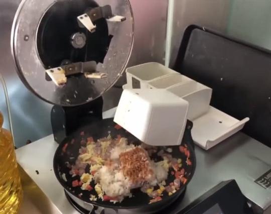 因生意太火爆老板竟发明炒饭机偷懒网友失去了灵魂