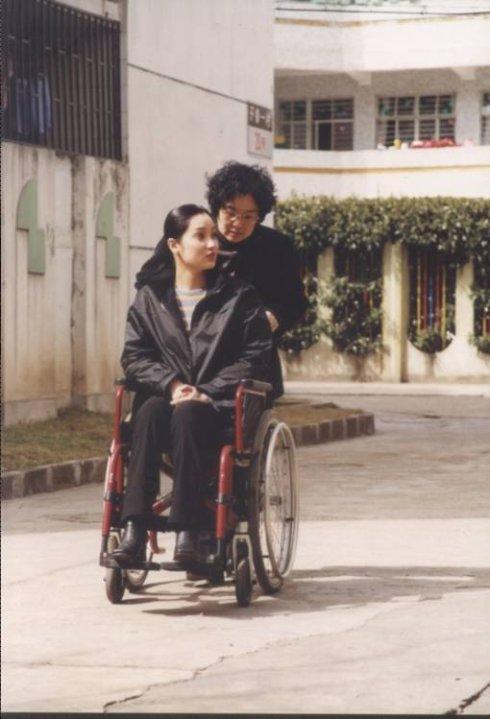 亲爱的妈妈推着轮椅上的臧琪开始了艰难的创业历程!