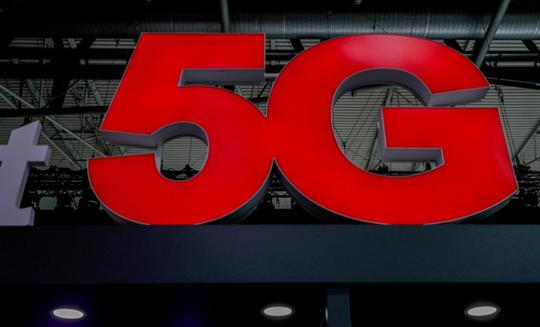 上海工程技术大学区域,成功实现了小米终端5g高速上网,8k视频播放等