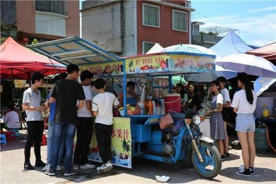 学校门口流动小吃摊生意火爆食品卫生令人担忧