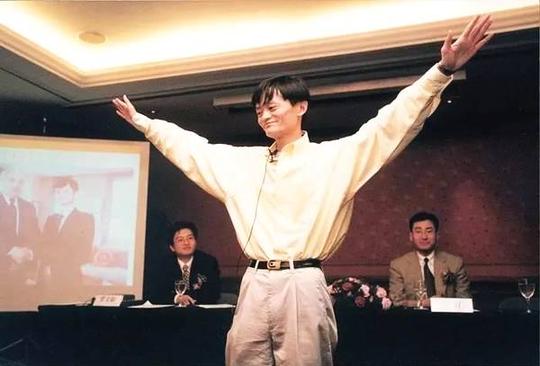 ▼1996年,马云在中国黄页▼1999年,创业初期,阿里巴巴全体员工合影.