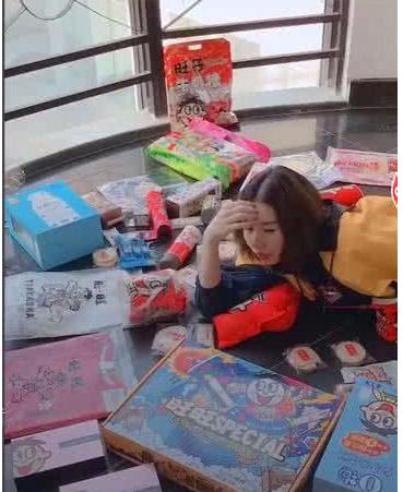 抖音"炫富摔"终于出事了!美女主播欲哭无泪,网友:还嘚瑟不?