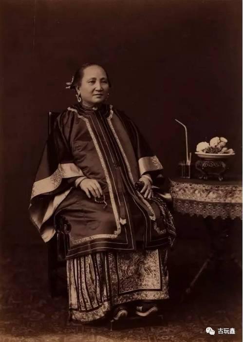 1880s佚名清末老妇人坐像