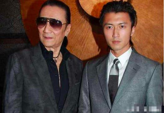 谢霆锋请客吃饭坐主位谢贤陪儿子吃饭弯腰对镜纸巾擦嘴像小孩