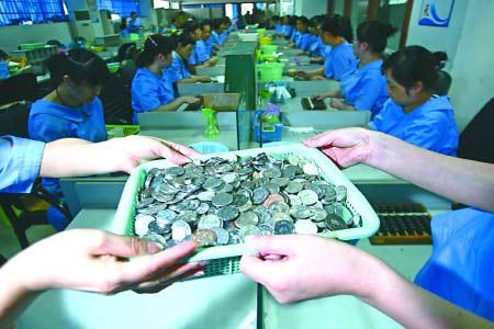 售票车投币箱中清理出来的一筐游戏币.首席记者钟志兵摄-无人售