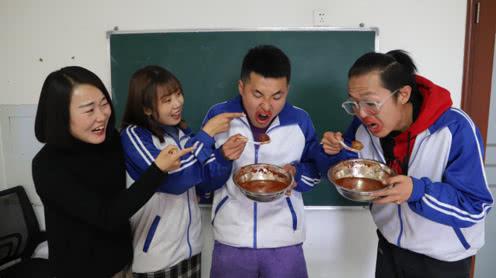 同学为争夺班草，吃爆辣火锅丸子竟还加100勺辣椒，太拼了!