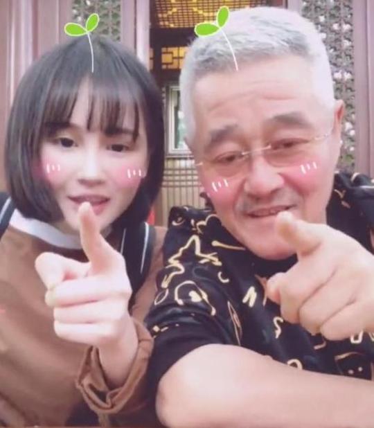 赵本山儿子近照曝光，如今创业当董事长，公司名字十分霸气