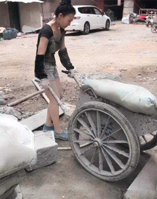 直击90后女孩为替男友还债，不惜工地搬砖扛水泥，日赚200!