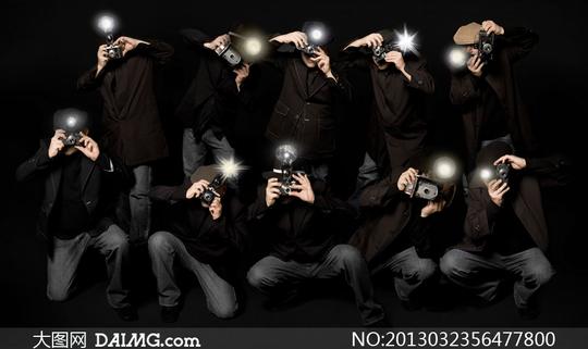 高清摄影大图图片素材人物男人男性拍照摄影师复古怀旧黑色闪光灯镁光