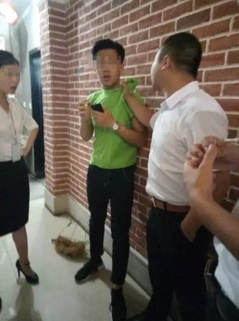 变态!宜宾一男子连续6天偷拍女生上厕所!手机