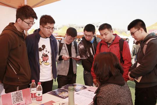 材料打印等服务;杨凌示范区人社局也应邀到现场为大学生提供就业创业