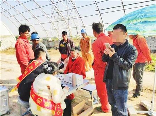 工行咸阳三原支行移动银行进工地服务民工零距离