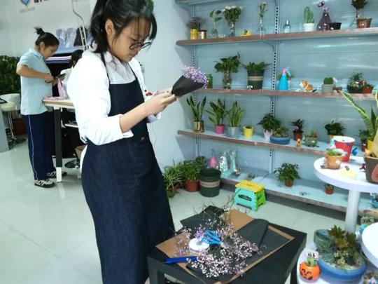 图说:参赛选手选择不同的创业项目.鲁哲摄