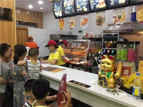 【汉堡店加盟】舟山姚女士一家创业开店，夫妻同心信心十足!