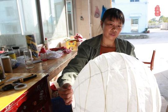 51岁返乡创业农民工,帮扶贫困户,年生产各类灯具1000多万套