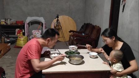 每次刚好要吃饭的时候糖宝就醒了，直往桌子上扑还想抓碗，好搞笑