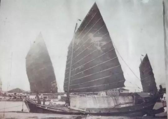 先祖建造小木船在凰桐江,浦阳江内河搞短驳船运,生意兴旺后,从诸暨