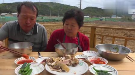 《韩国农村美食》清水炖鸡，配上爽口的萝卜和黄瓜，一家三口埋头开吃
