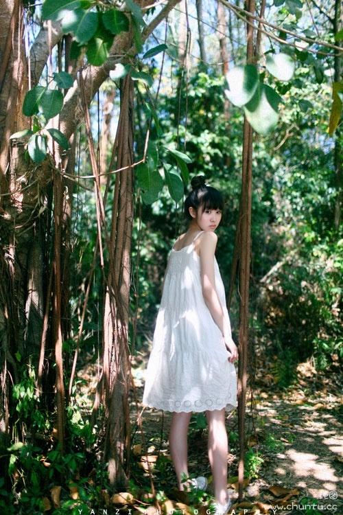 清纯美女绿色森林唯美写真
