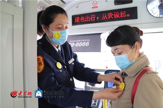 世界微笑日传递正能量青岛公交驾驶员口罩上贴“笑脸”