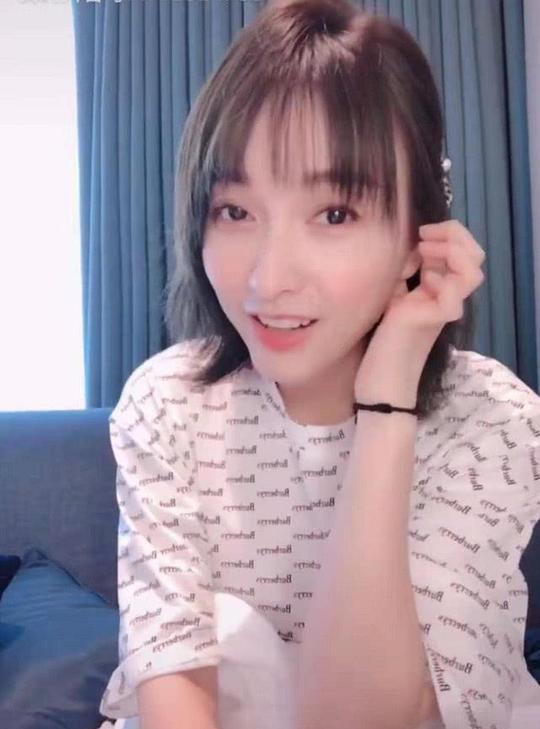 吴昕新造型直播唱快歌,当她用手撩头发的那一刻,网友评论炸了!