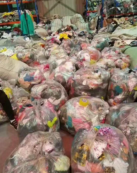小哥今天告诉你大集上卖衣服有多赚钱，批发才10元一件