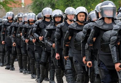 5月10日，参加演练的特警奔赴演练现场。当日，贵州省公安、武警等部门在贵阳举行多警种合成处置突发治安事件综合演练。新华社发(吴东俊摄)