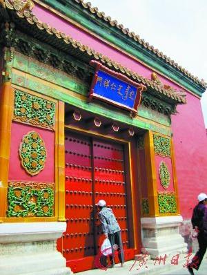 紫禁城门-故宫门重重惹人扒门缝