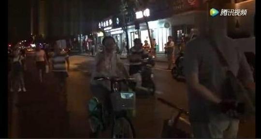 【正能量】指挥家大叔上海街头狂追肇事女,网友:这一刻,他可能在指挥